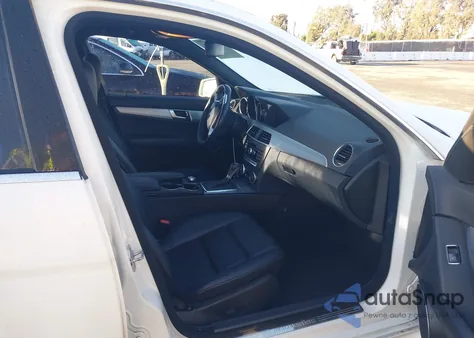 2012 Mercedes-Benz C 250 Luxury/Sport из США, поврежденный, VIN WDDGF4HB0CA649828